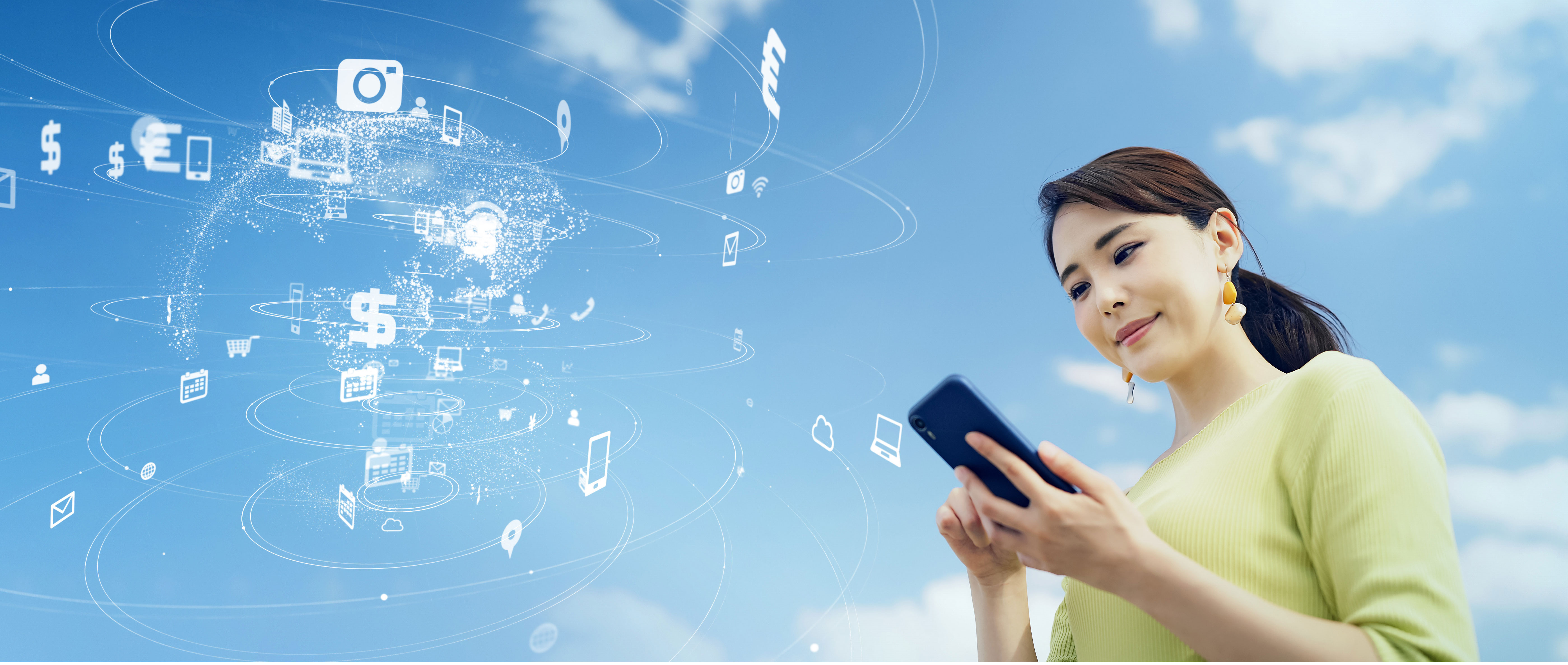 スマートフォンを操作する女性