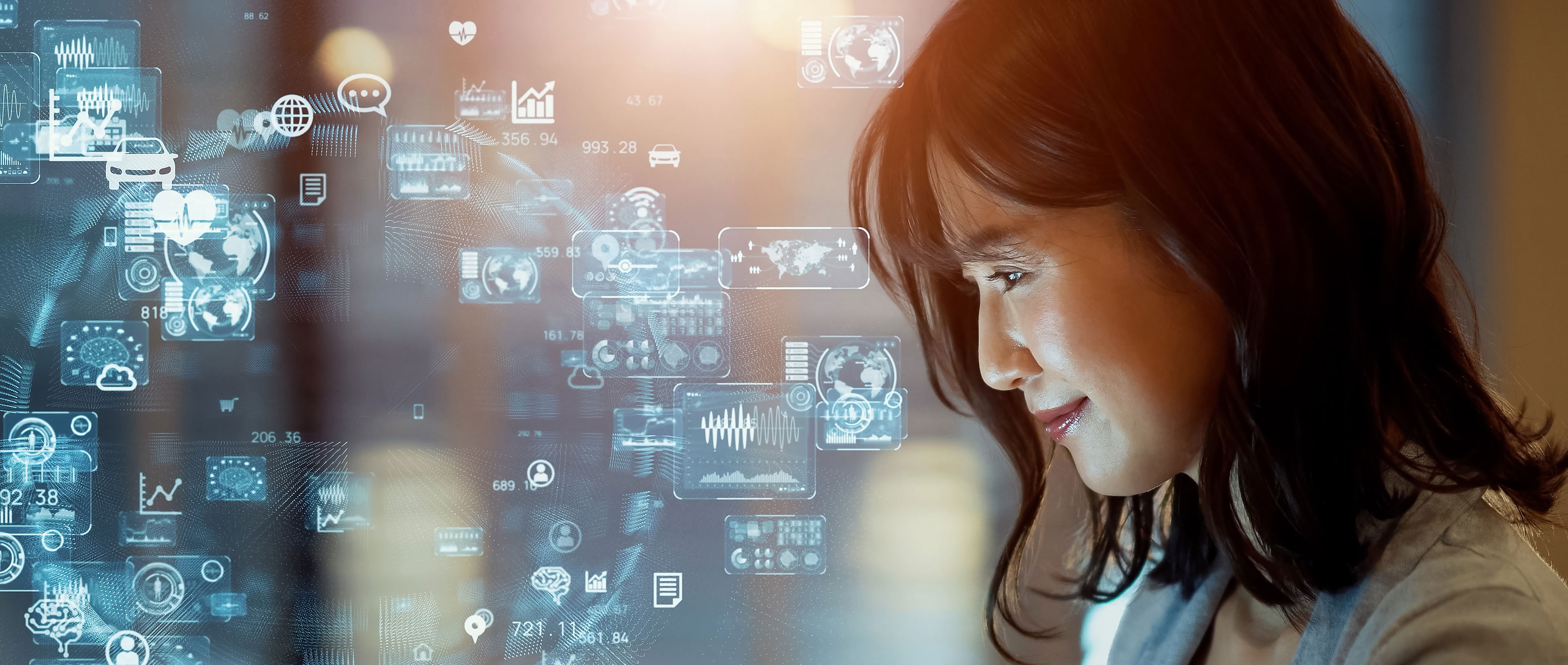 パソコンの画面を見る女性